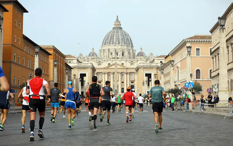 Gente corriendo el maratón de Roma