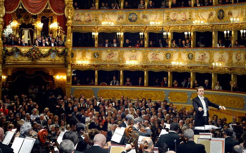 Orquesta tocando en el teatro La Fenice de Venecia