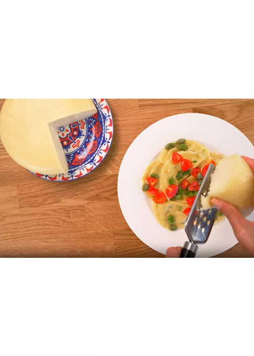 Tortellacci com Casciotta d'Urbino DOP, alcachofras e favas com aroma de funcho selvagem