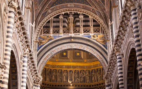 En la Toscana para descubrir el pavimento de la catedral de Siena