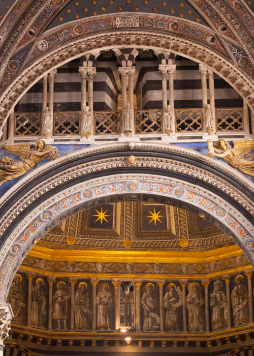 En la Toscana para descubrir el pavimento de la catedral de Siena