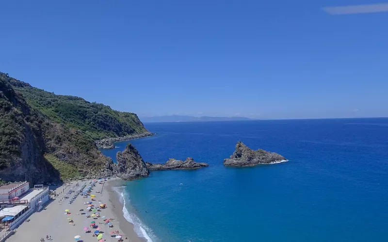 entre la playa y las cuevas