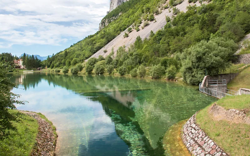 Trentino, der Aufstieg mit Blick auf den spiegelnden See