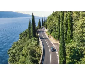 Carretera junto al lago de Garda