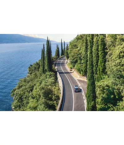Carretera junto al lago de Garda