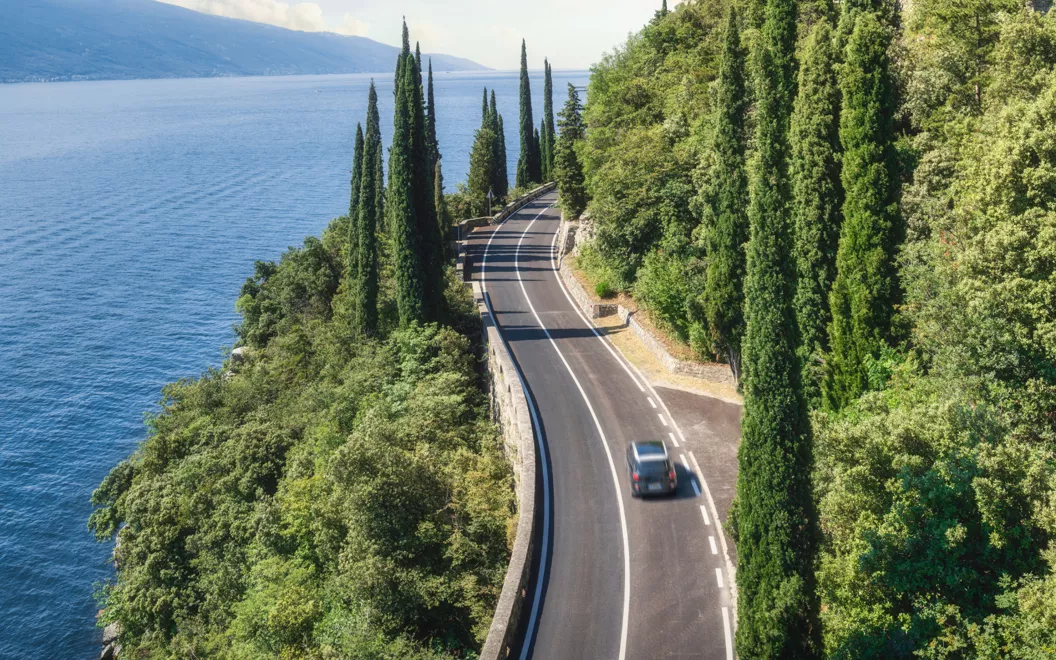 Carretera junto al lago de Garda