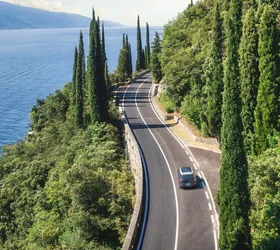 Strada che affianca il Lago di Garda