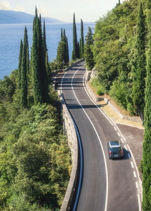 Strada che affianca il Lago di Garda