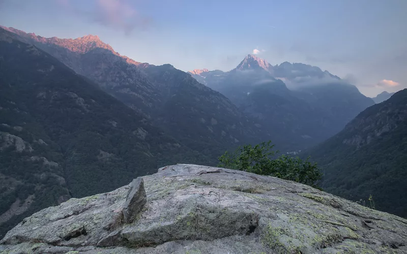 A terrace between the mountains and the sea