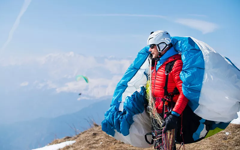 parapendista sulla montagna 