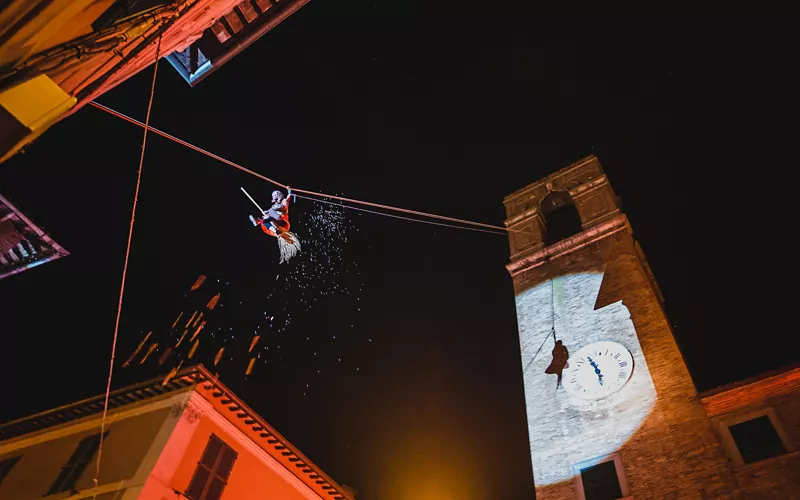 Epifanía y fiesta de la Befana en Urbania, Italia 