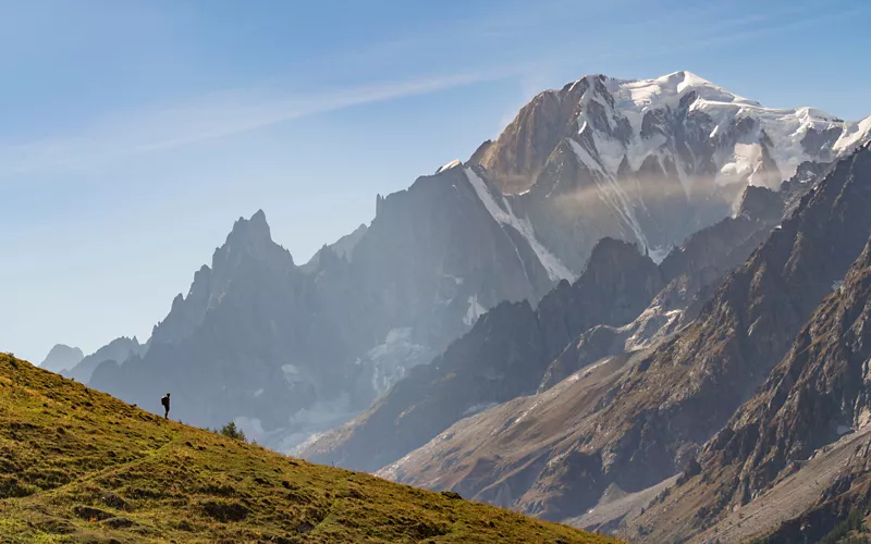 montagna con uomo che cammina