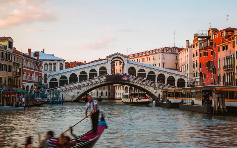 Puente de Rialto en Venecia