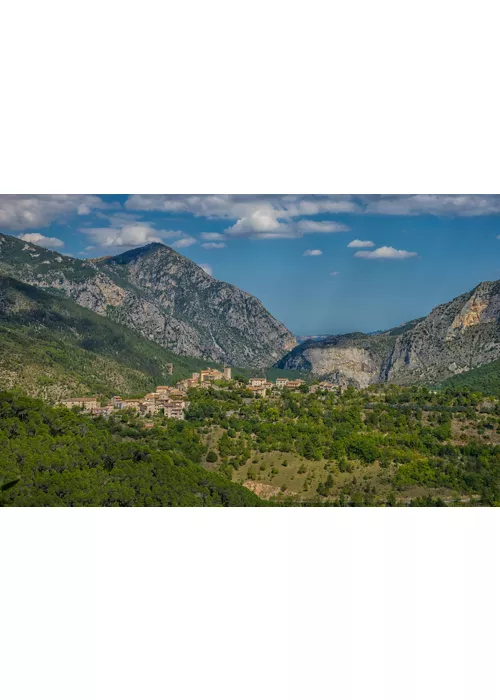 In the land of Verdicchio: Serra San Quirico and Genga, the Regional Park of Gola della Rossa and Frasassi and its caves