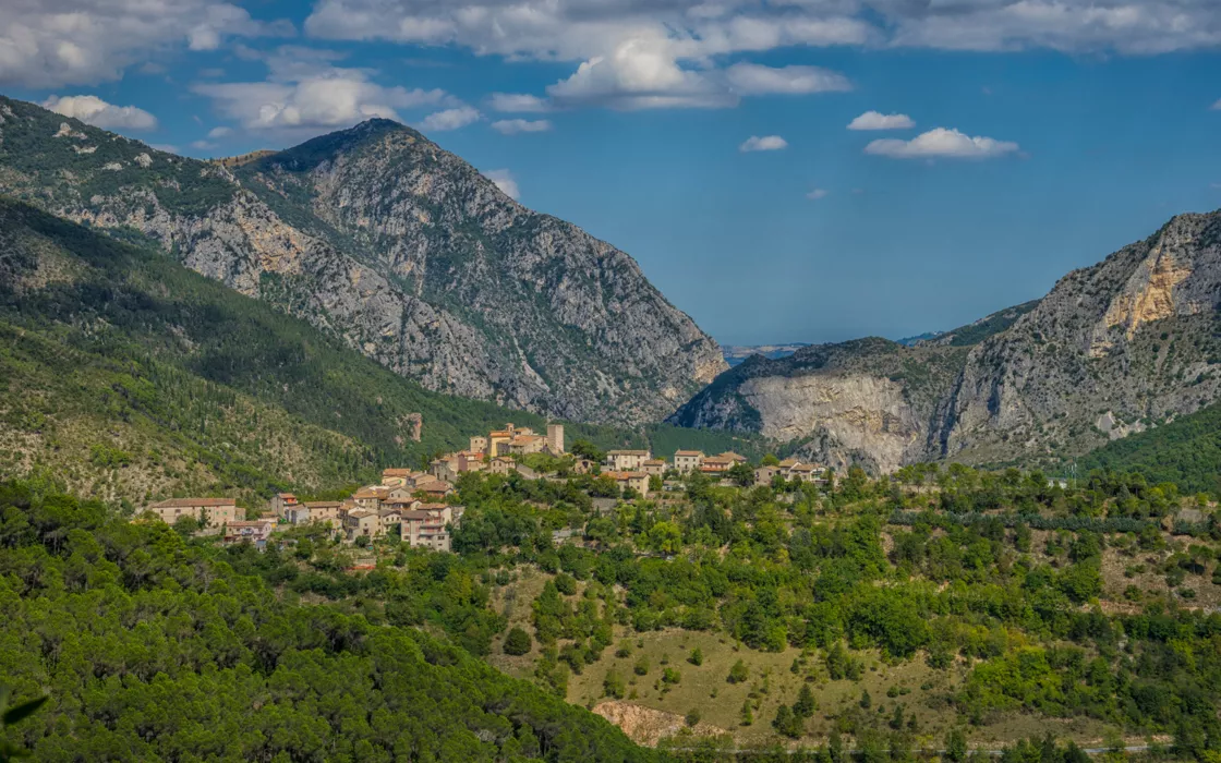Nelle terre del Verdicchio: Serra San Quirico e Genga, il Parco Regionale Gola della Rossa e Frasassi e le sue grotte 