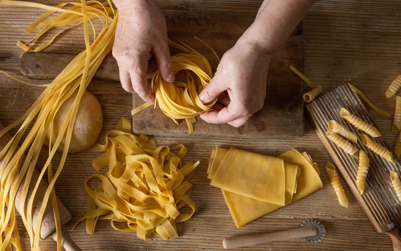 Immagini Stock - Tavolo Pieno Di Diversi Tipi Di Pasta Con Un