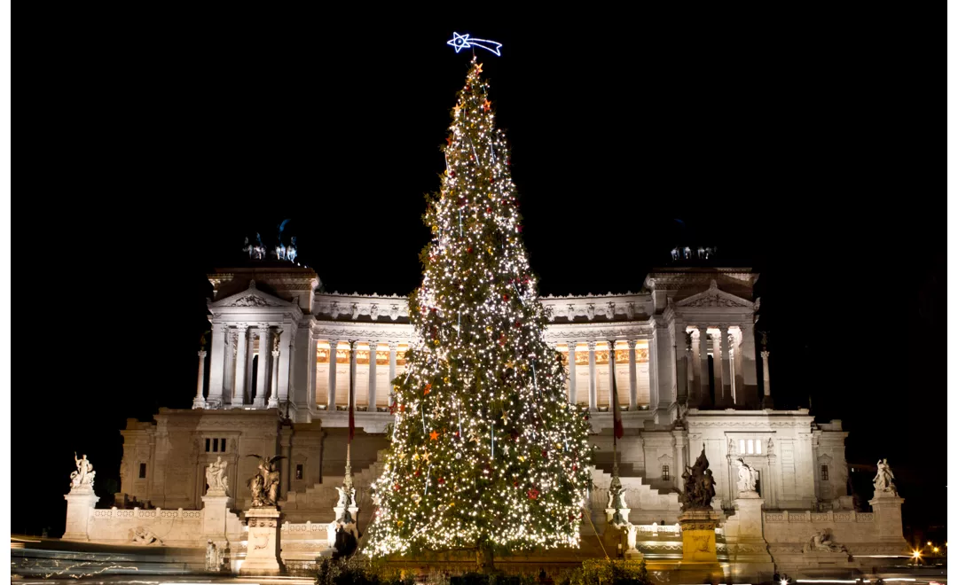 abero di natale di fronte all'altare della patria
