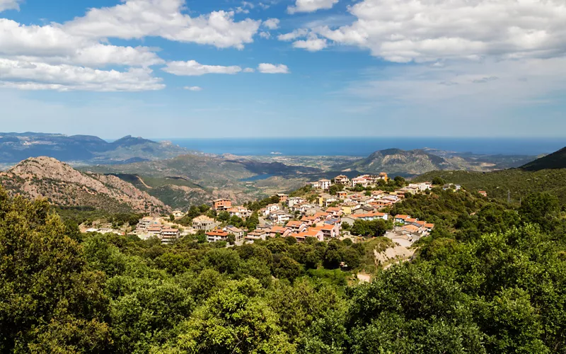 Se déplacer entre mer et montagnes à Villagrande Strisaili, village de la longévité