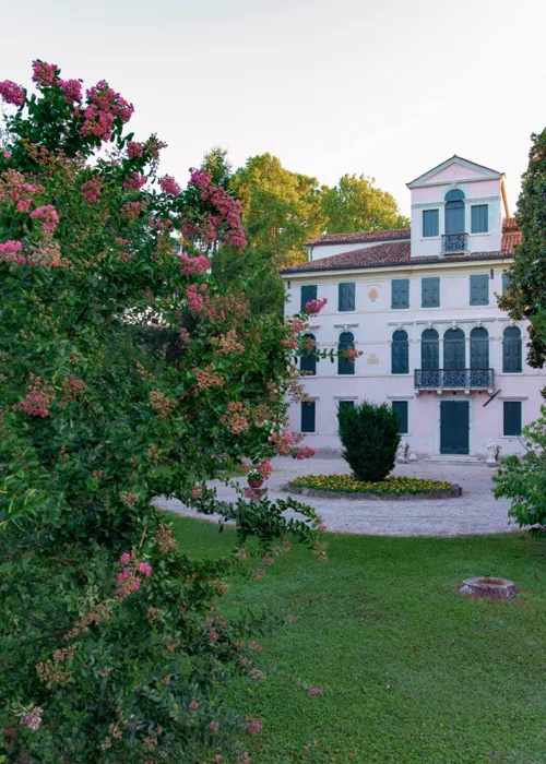 Veneto villas of land, beyond Palladio. A treasure hunt by water