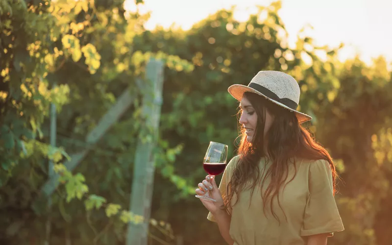 Ragazza che beve del vino