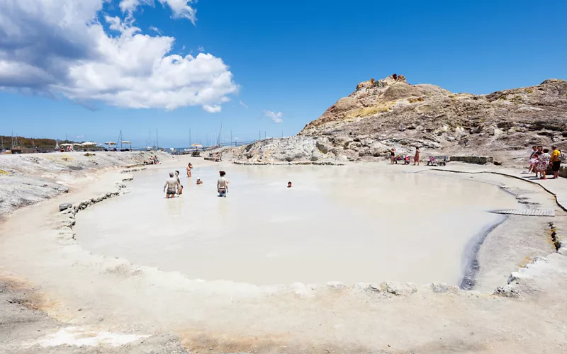 Vulcano and its beneficial mud baths