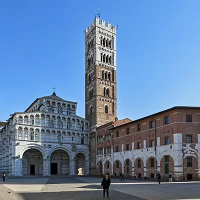 1600X1600_piazza_san_martino_lucca