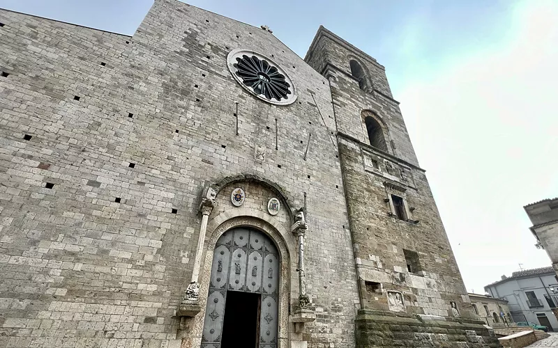 Explorer le village de la cathédrale d'Acerenza