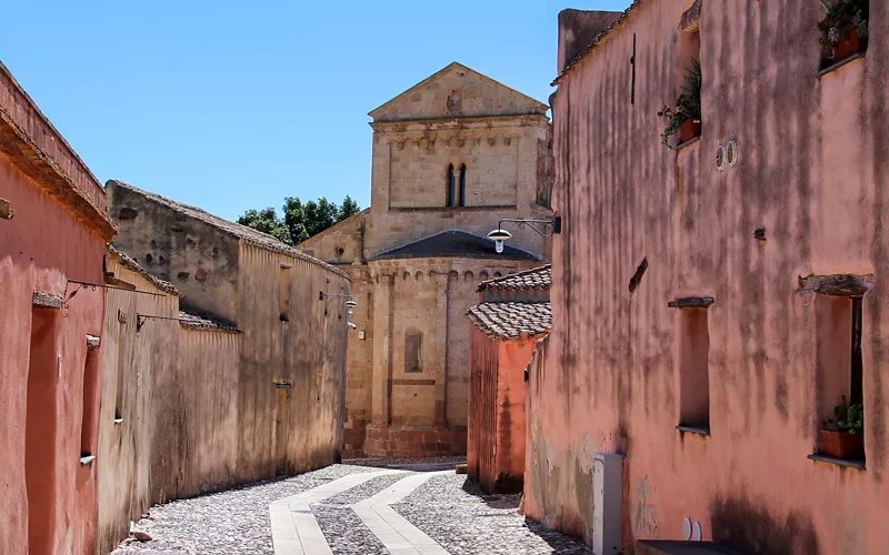 Tratalias, un villaggio abbandonato che ospita uno dei più bei monumenti romanici della Sardegna