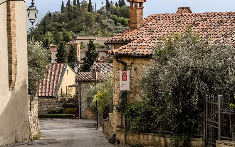 Street_of_stone_houses_in_Arqua_Petrarca