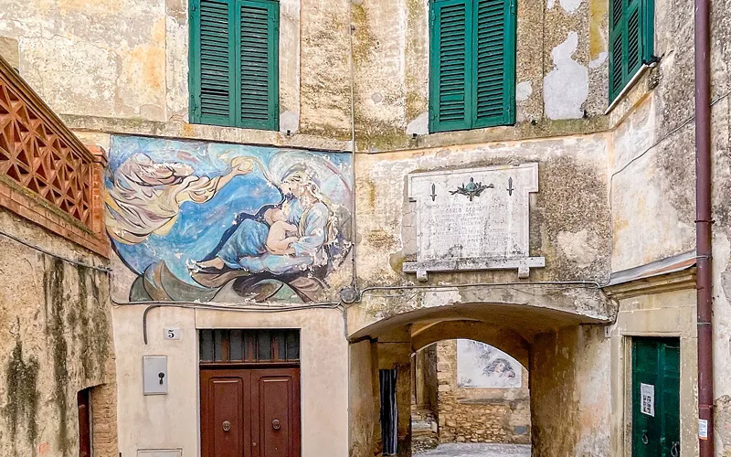 Calvi dell'Umbria affresco vicolo