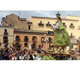 En Sulmona para vivir un acontecimiento cargado de emoción: La Virgen que se escapa 