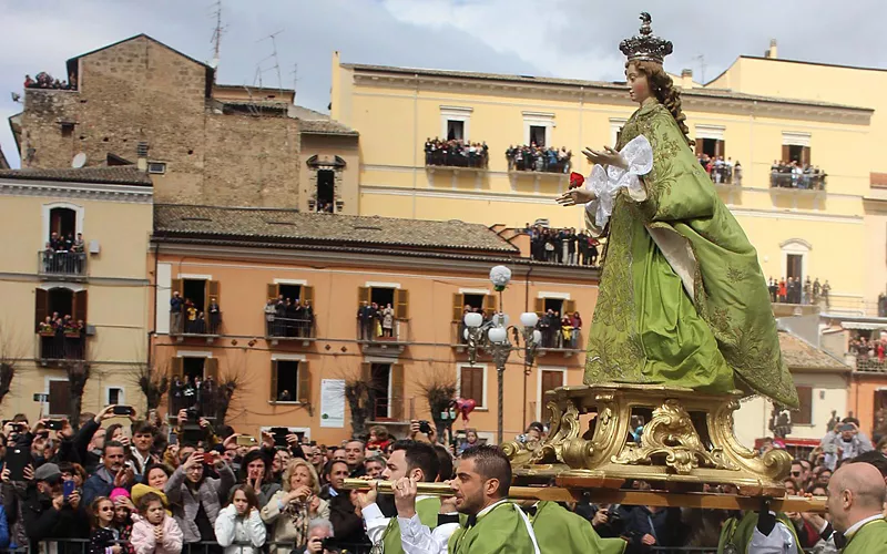En Sulmona para vivir un acontecimiento cargado de emoción: La Virgen que se escapa 