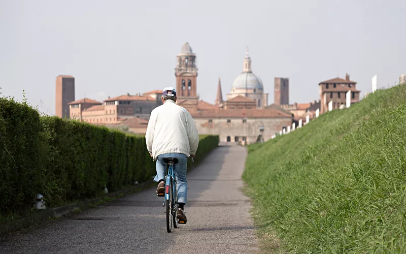 diez rutas en bicicleta por lombardía desenzano mantua