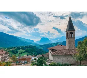 Le lac de Garde dans le Trentin et les villages de San Lorenzo Dorsino, Rango et Canale di Tenno