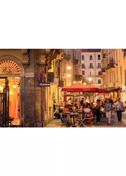 A Torino, nella città dove sono nati spuntini, aperitivi e golosità leggendarie  