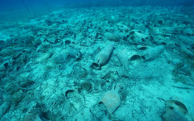 Das Wrack von Cala Reale. Tausende von Fragmenten im kristallklaren Wasser der Asinara