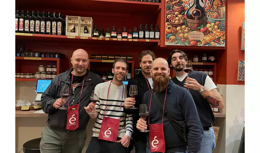 Archiginnasio de Bolonia: Entrada de acceso rápido + Tour guiado + Cata de vinos