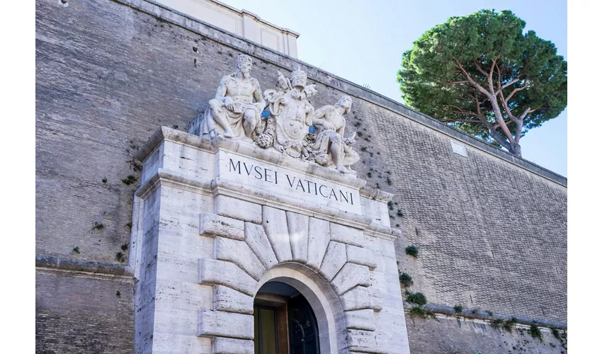 Vatikanische Museen: Fast Track Ticket + Tour durch die Vatikanischen Gärten in einem Minibus