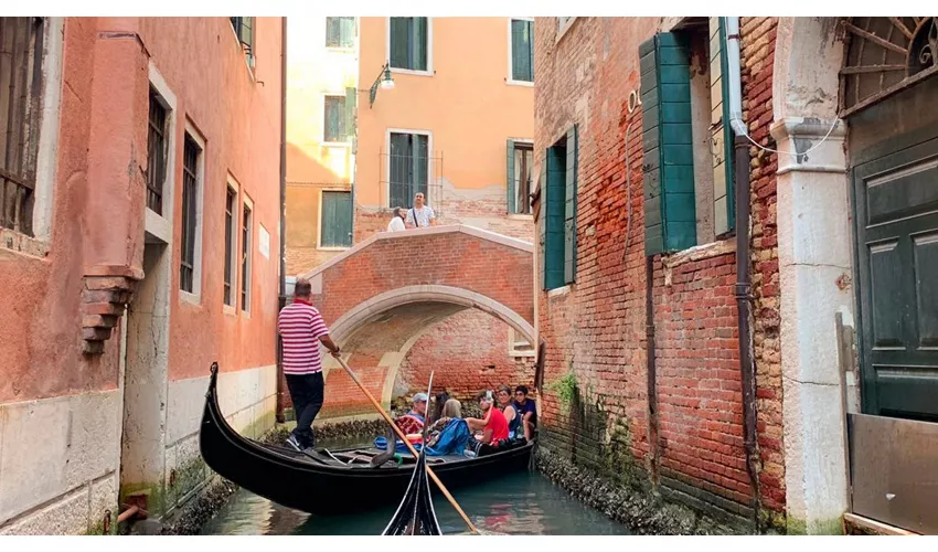 Venice: Gondola Ride with Live Commentary