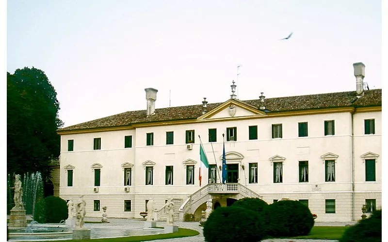 La villa Manfrin il cui parco, alle spalle, ospita il Parco degli Alberi Parlanti