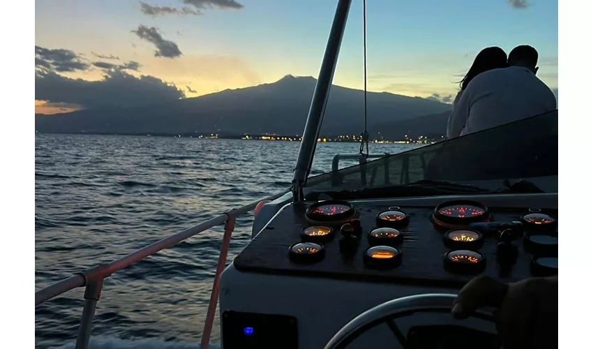 Taormina: Excursión con delfines al atardecer + Aperitivo