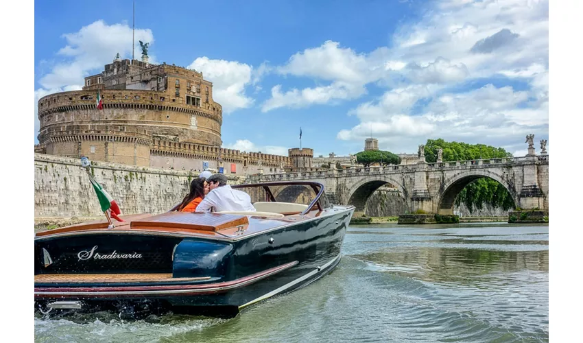 Roma: Paseo en barco privado por el Tíber