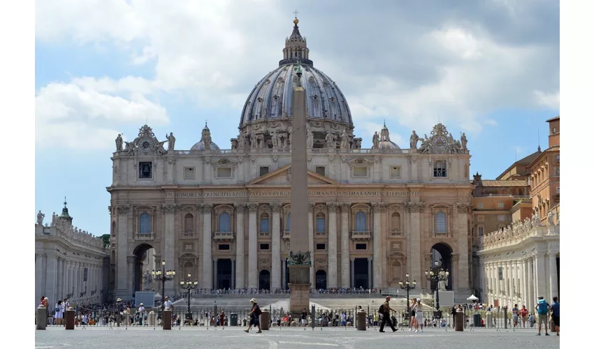 St. Peter's Basilica: Guided Tour + Vatican Grottoes Access