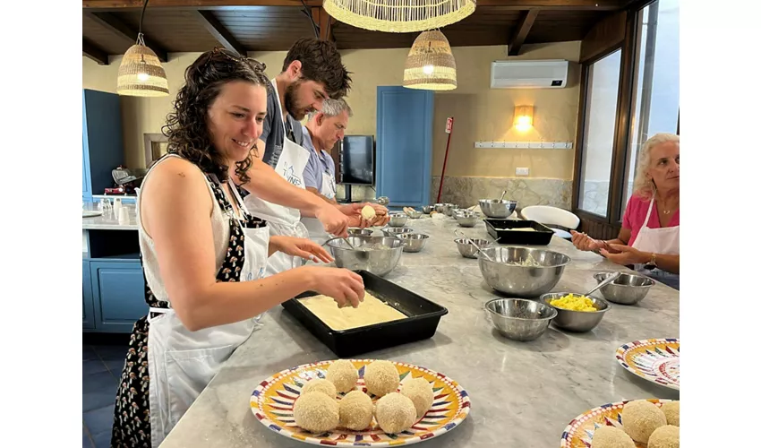Palermo: Market Tour + Cooking Class + Meal & Unlimited Wine