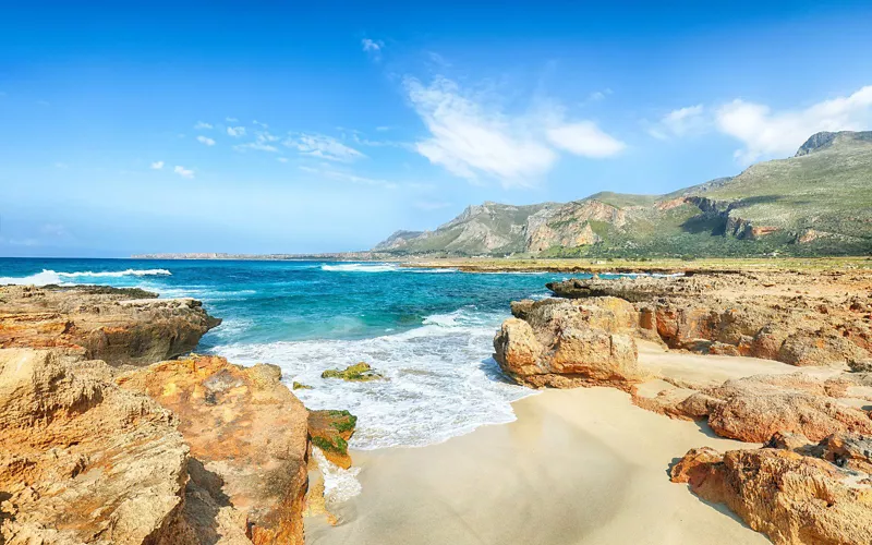 Dalla costa sud-orientale alle isole: calette e acque da sogno 