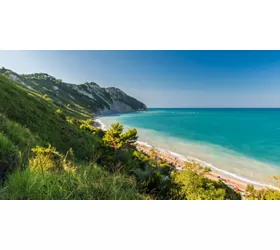 La playa de Mezzavalle y sus 10 hermanas en la Riviera del Conero