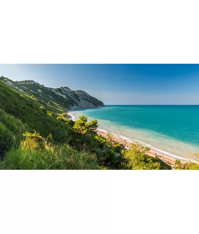 A praia de Mezzavalle e as suas 10 irmãs na Riviera del Conero