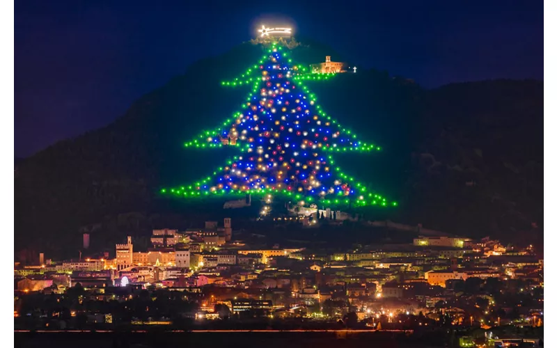 Natal em Gubbio com a maior árvore de Natal do mundo