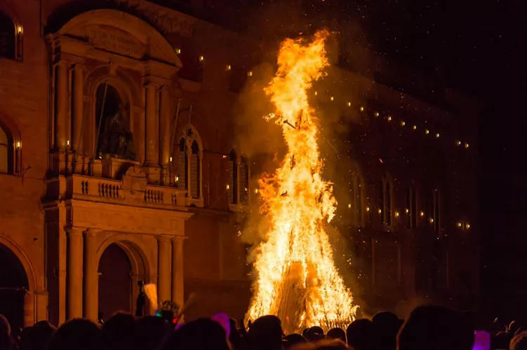 New Year's Eve in Bologna - Bonfire of the Old Man
