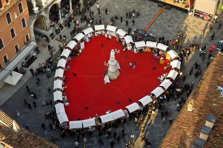 Piazza Dante – Verona, “Città degli innamorati”